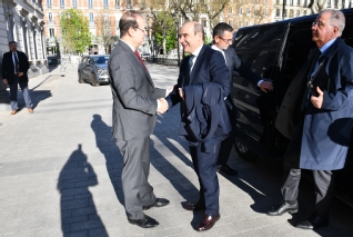 El vicepresidente del Tribunal Supremo, Dimitry Berberoff, saluda al presidente del Supremo Tribunal Administrativo portugués, Jorge de Aragâo Seia, a su llegada al Palacio de Justicia